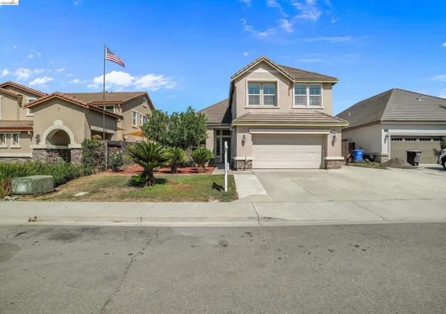 Photo 4 of Single family home for sale at 14 Renoir Ct, Oakley, CA 94561 | MLS# 41143808 | Listing updated on 2026-10-02