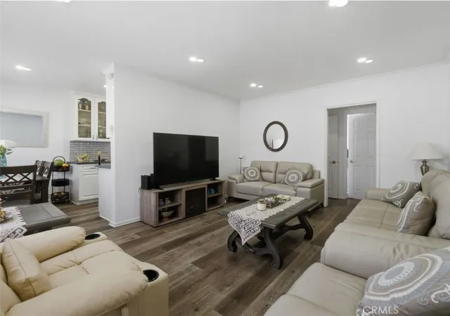 Listing Photo 5 - Condo for sale in building located at 308 E Maple, Glendale, CA 91205