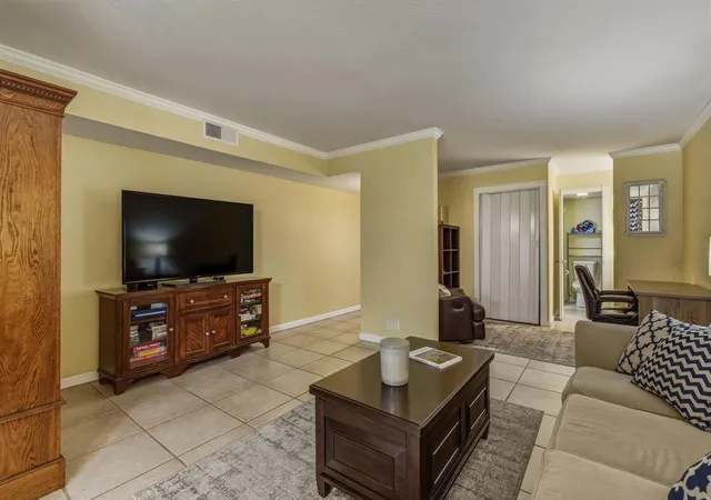 Listing Photo 5 - Condo for sale in building located at 5300 E Waverly Dr, Palm Springs, CA 92264 - Unit #D5