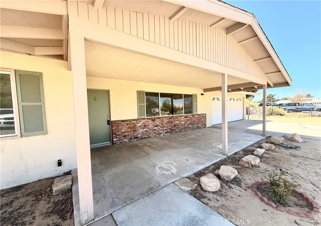 Photo 2 of Single family home for sale at 20565 Winona Rd, Apple Valley, CA 92308 | MLS# HD26170520 | Listing updated on 2026-10-05