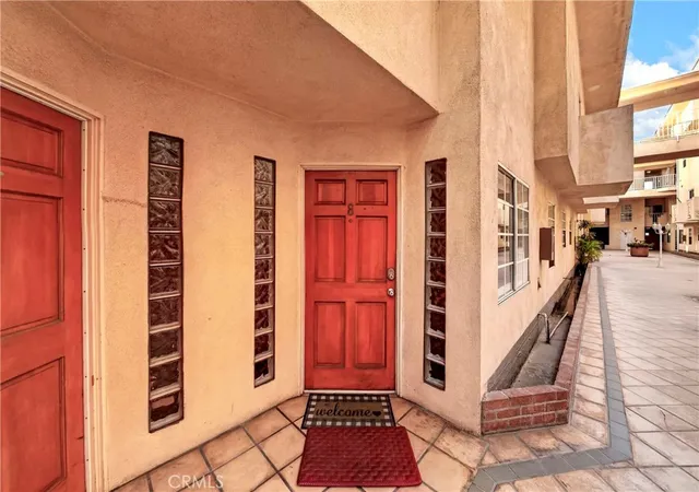 Condo for sale at 321 W Queen St Unit 8, Inglewood, CA 90301 | MLS# SB26170359