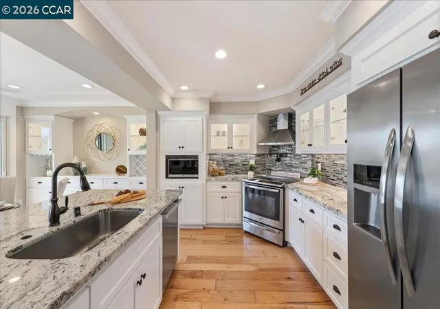 Listing Photo 3 - Condo for sale in building located at 2501 Pine Knl Dr, Walnut Creek, CA 94595 - Unit #8