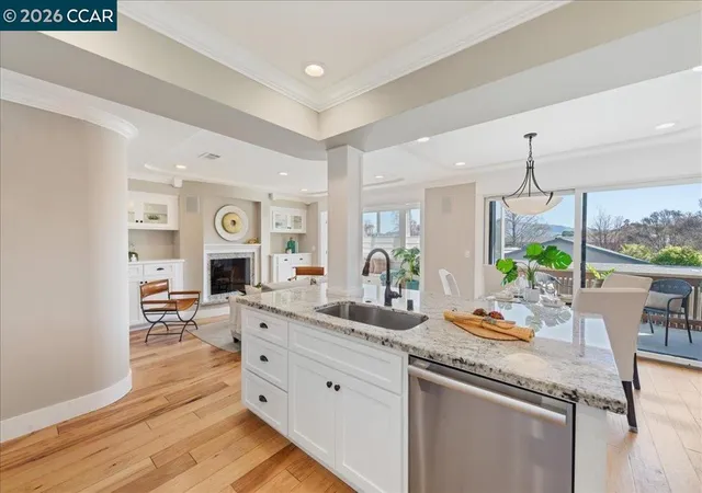 Listing Photo 5 - Condo for sale in building located at 2501 Pine Knl Dr, Walnut Creek, CA 94595 - Unit #8