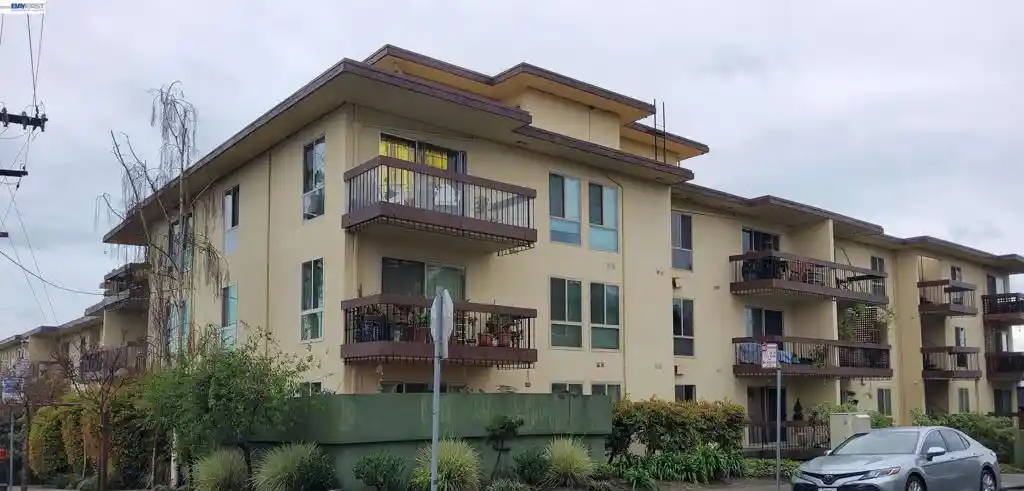 Listing Photo 1 - Condo for sale in 555 Jean St located at 555 Jean St, Oakland, CA 94610 - Unit #528