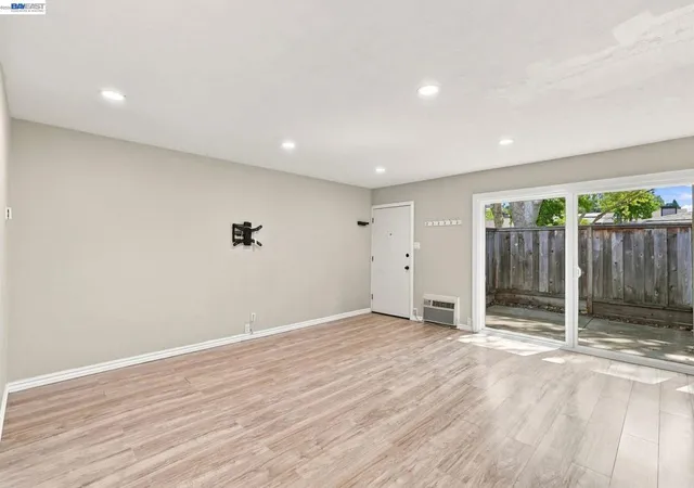 Listing Photo 4 - Condo for sale in building located at 2600 Jones Rd, Walnut Creek, CA 94597 - Unit #19