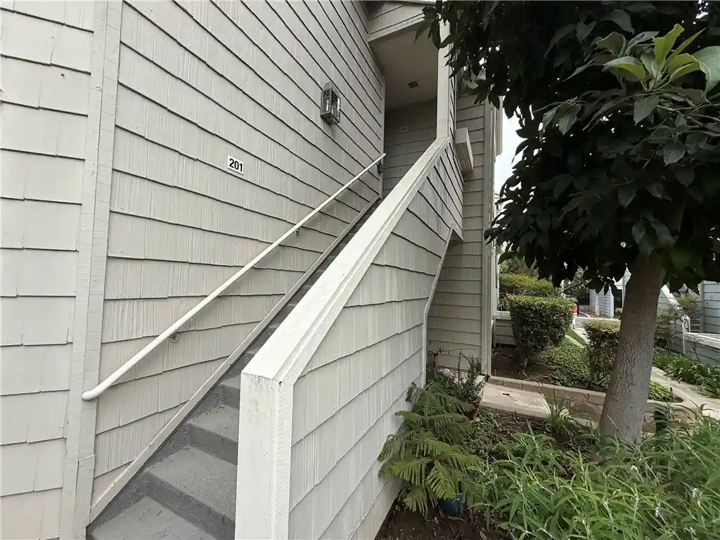 Listing Photo 2 - Condo for sale in 7532 Seaspring located at 7532 Seaspring, Huntington Beach, CA 92648 - Unit #201