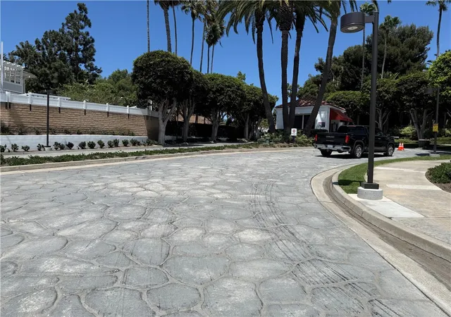 Listing Photo 4 - Condo for sale in building located at 7532 Seaspring, Huntington Beach, CA 92648 - Unit #201
