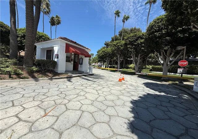 Listing Photo 5 - Condo for sale in building located at 7532 Seaspring, Huntington Beach, CA 92648 - Unit #201