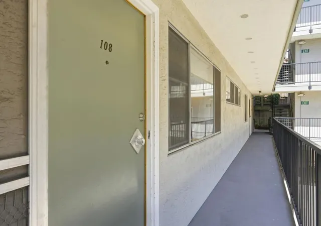 Listing Photo 4 - Condo for sale in building located at 3877 Howe St, Oakland, CA 94611 - Unit #108