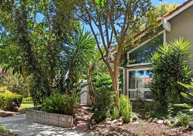 Listing Photo 4 - Condo for sale in building located at 2057 Via Mariposa E, Laguna Woods, CA 92637 - Unit #B