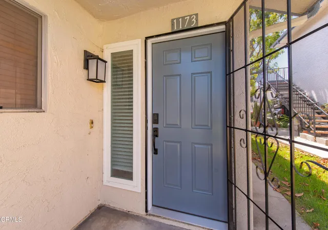Listing Photo 2 - Condo for sale in building located at 1173 Chalmette Ave, Ventura, CA 93003