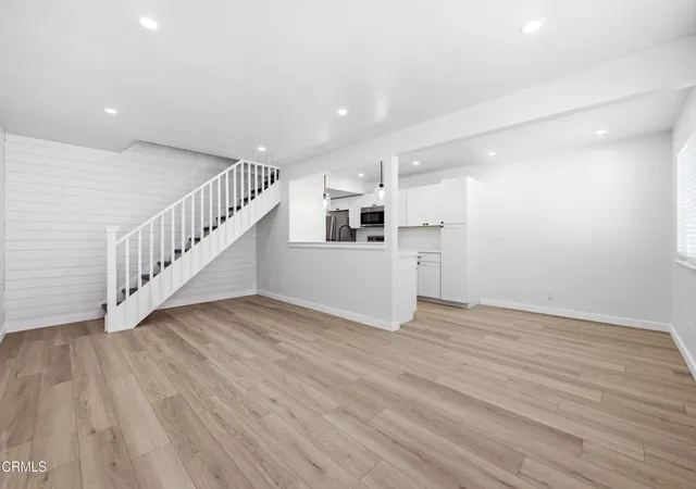 Listing Photo 3 - Condo for sale in building located at 1173 Chalmette Ave, Ventura, CA 93003