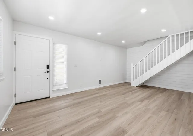 Listing Photo 4 - Condo for sale in building located at 1173 Chalmette Ave, Ventura, CA 93003