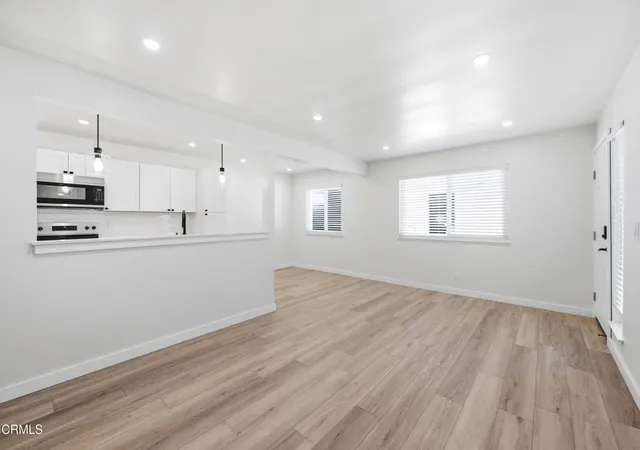 Listing Photo 5 - Condo for sale in building located at 1173 Chalmette Ave, Ventura, CA 93003
