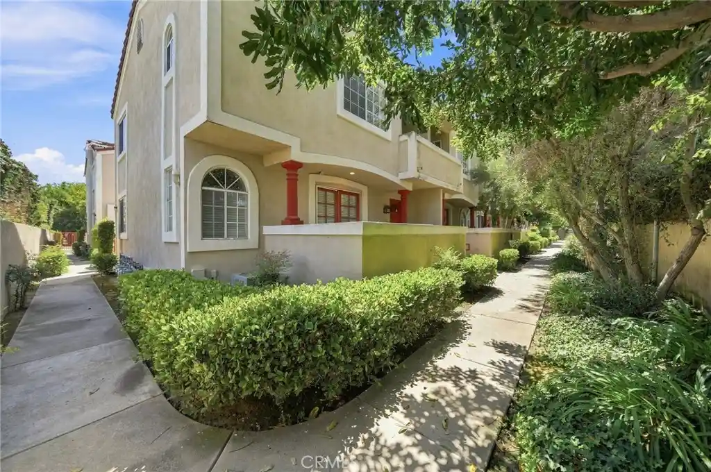 Listing Photo 1 - Condo for sale in 1665 E 68th located at 1665 E 68th, Long Beach, CA 90805 - Unit #21