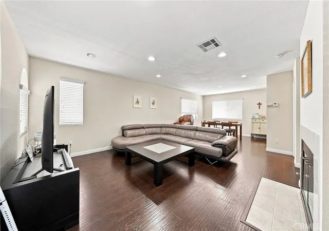 Listing Photo 5 - Condo for sale in building located at 1665 E 68th, Long Beach, CA 90805 - Unit #21