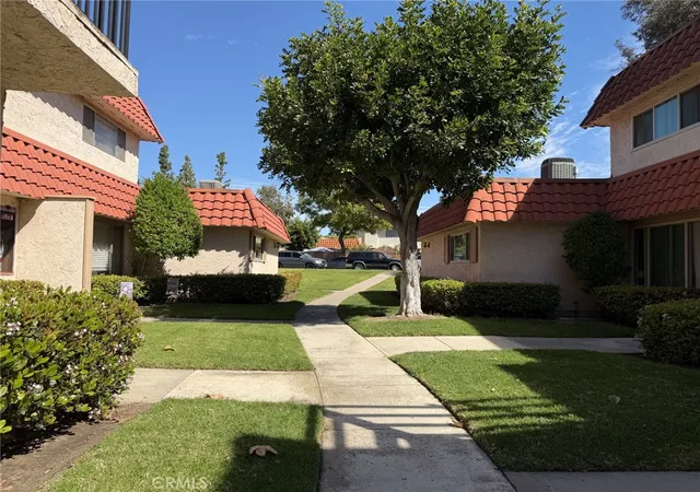 Listing Photo 5 - Condo for sale in building located at 25365 Via Verde, Lake Forest, CA 92630