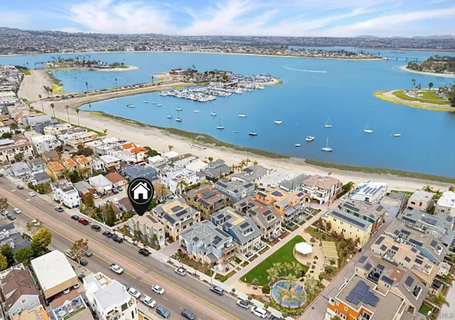 Listing Photo 2 - Condo for sale in building located at 803 Kennebeck Ct, San Diego, CA 92109