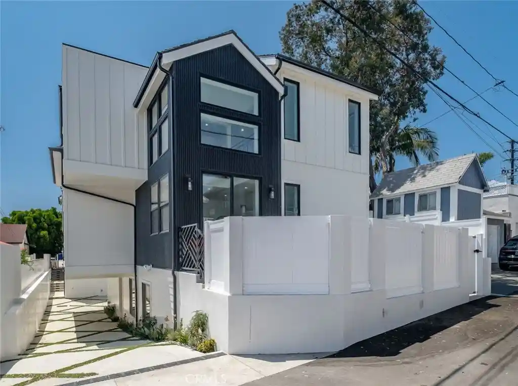 Photo 1 of Sale Pending at 520 N Lucia #B, Redondo Beach, CA 90277 | MLS# SB26173199 | Listing updated on 2026-10-19
