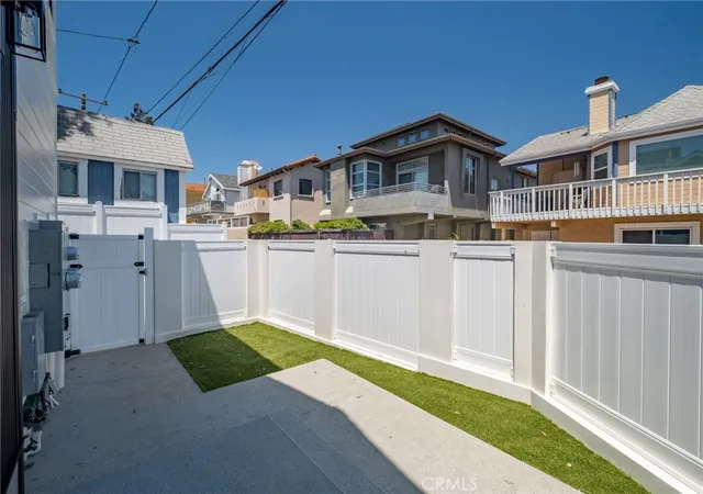 Photo 3 of Townhouse for sale at 520 N Lucia #B, Redondo Beach, CA 90277 | MLS# SB26173199 | Listing updated on 2026-10-02