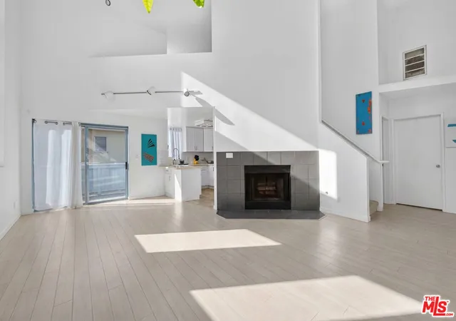 Listing Photo 2 - Condo for sale in building located at 1511 16Th St, Santa Monica, CA 90404 - Unit #201