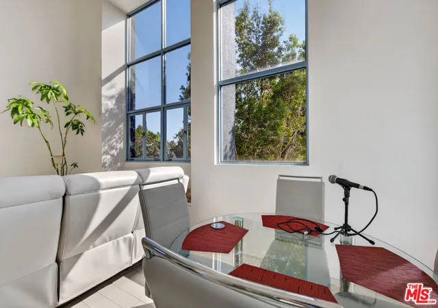 Listing Photo 5 - Condo for sale in building located at 1511 16Th St, Santa Monica, CA 90404 - Unit #201