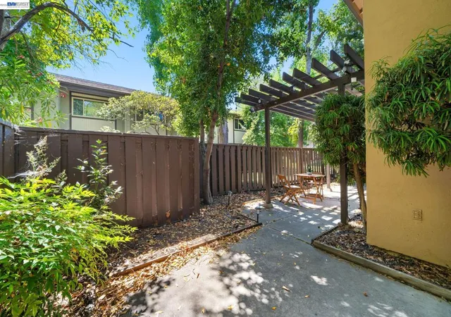 Photo 3 of Townhouse for sale at 1828 Countrywood Ct, Walnut Creek, CA 94598 | MLS# 41144359 | Listing updated on 2026-10-06