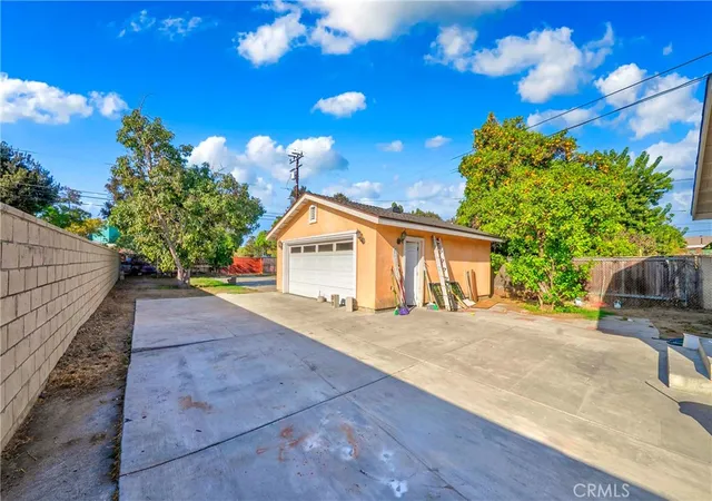 Photo 3 of Sale Pending at 3633 Platt Ave, Lynwood, CA 90262 | MLS# IV26170924 | Listing updated on 2026-10-10