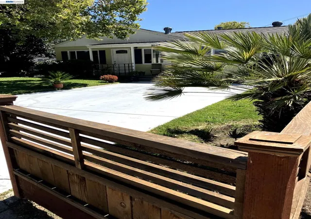 Photo 3 of Single family home for sale at 1066 Maple Ave, Vallejo, CA 94591 | MLS# 41144396 | Listing updated on 2026-10-05