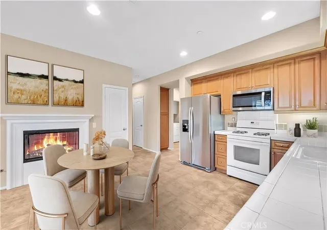 Listing Photo 4 - Condo for sale in building located at 284 Tustin Field Dr, Tustin, CA 92782