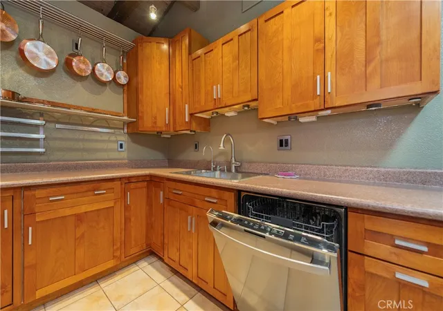 Listing Photo 4 - Condo for sale in building located at 1000 W Macarthur Blvd, Santa Ana, CA 92707 - Unit #13