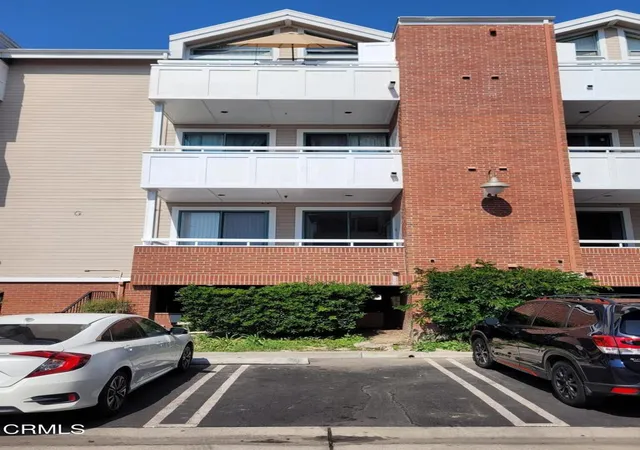 Listing Photo 3 - Condo for sale in building located at 865 S B St, Oxnard, CA 93030 - Unit # A-1