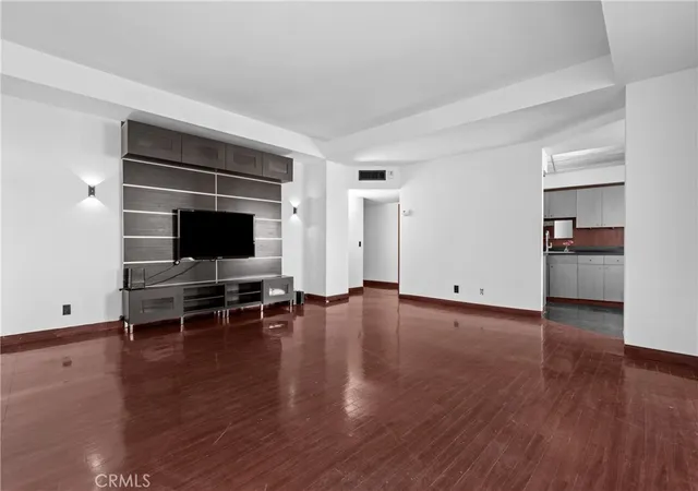 Listing Photo 2 - Condo for sale in building located at 7250 Franklin Ave, Los Angeles, CA 90046 - Unit #804