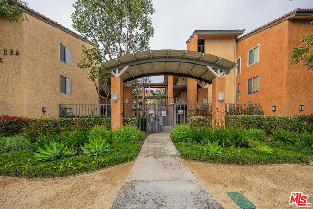 Listing Photo 24 - Condo for sale in 15425 Sherman Wy located at 15425 Sherman Wy, Los Angeles, CA 91406 - Unit #241