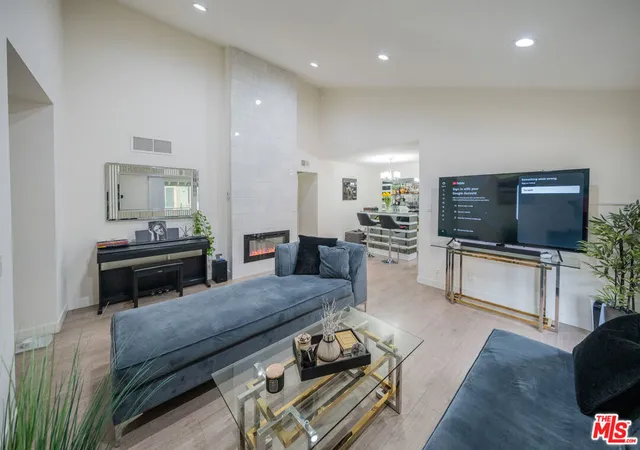 Listing Photo 4 - Condo for sale in building located at 15425 Sherman Wy, Los Angeles, CA 91406 - Unit #241