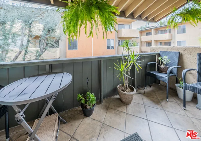 Listing Photo 5 - Condo for sale in building located at 15425 Sherman Wy, Los Angeles, CA 91406 - Unit #241