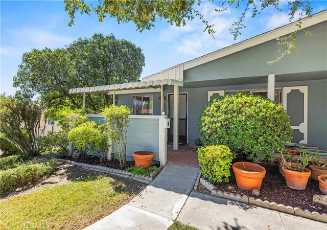 Townhouse for sale at 19231 Ave Of The Oaks #A, Newhall, CA 91321 | MLS# SR26173805