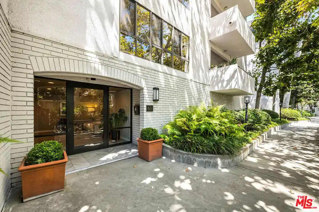 Listing Photo 2 - Condo for sale in 631 Wilcox Ave located at 631 Wilcox Ave, Los Angeles, CA 90004 - Unit #3F