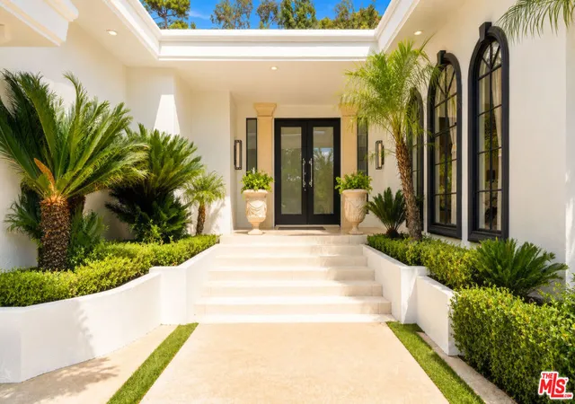 Photo 1 of Mansion for sale at 1856 Loma Vista Dr, Beverly Hills, CA 90210 | MLS# 26869995 | Listing updated on 2026-09-13