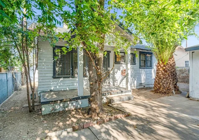 Photo 2 of Single family home for sale at 2081 Summit, Altadena, CA 91001 | MLS# AR26174438 | Listing updated on 2026-10-11
