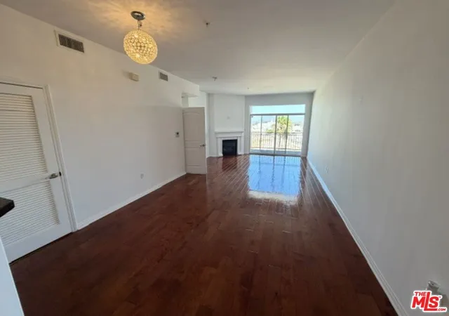 Listing Photo 4 - Condo for sale in building located at 3750 Santa Rosalia Dr, Los Angeles, CA 90008 - Unit #507