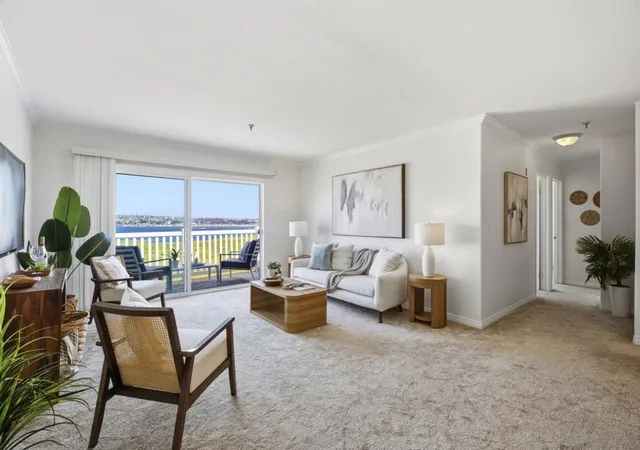 Listing Photo 4 - Condo for sale in building located at 4015 Crown Pt Dr, San Diego, CA 92109 - Unit #P6