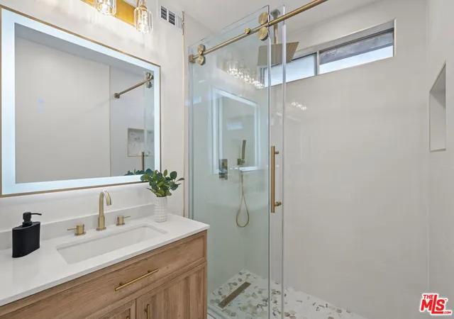Photo 4 of Sale Pending at 10425 Jordan Ave, Chatsworth, CA 91311 | MLS# 26869849 | Listing updated on 2026-09-09