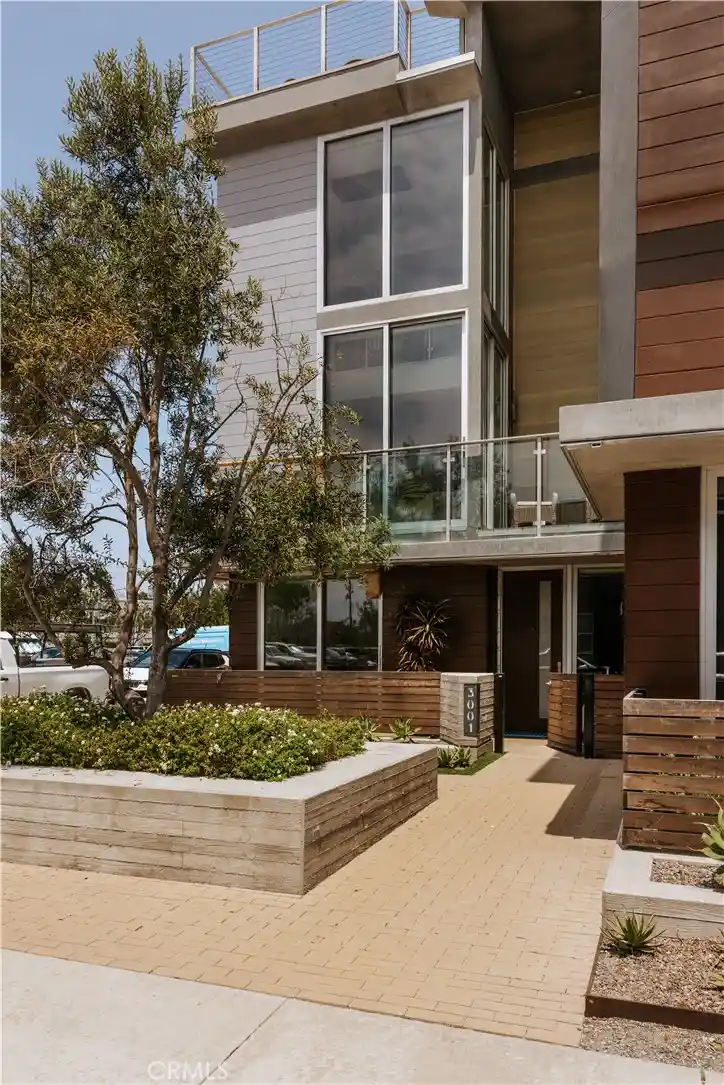 Listing Photo 1 - Condo for sale in 3001 Via Malaga located at 3001 Via Malaga, Newport Beach, CA 92663 - Unit 3001 Via Malaga