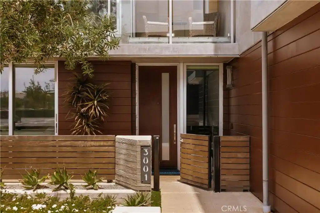 Listing Photo 2 - Condo for sale in 3001 Via Malaga located at 3001 Via Malaga, Newport Beach, CA 92663 - Unit 3001 Via Malaga