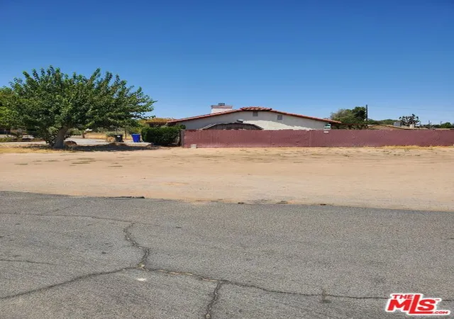 Photo 4 of Sale Pending at 13435 Tioga Rd, Apple Valley, CA 92308 | MLS# 26870695 | Listing updated on 2026-09-13