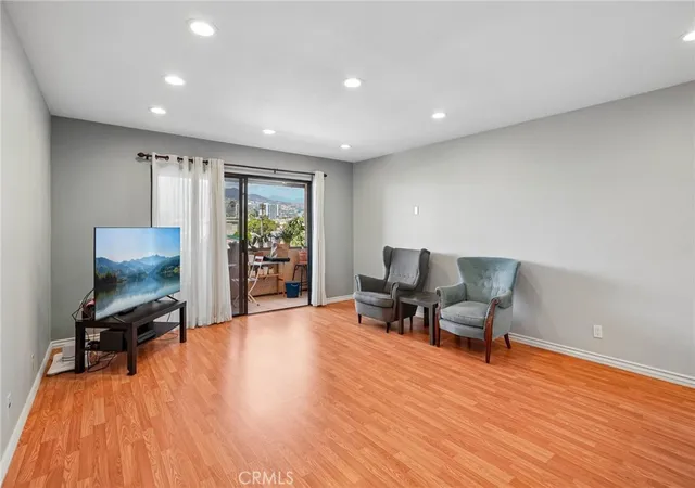 Listing Photo 2 - Condo for sale in building located at 460 Salem, Glendale, CA 91203 - Unit #17
