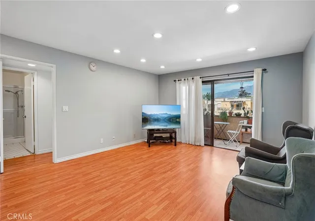 Listing Photo 3 - Condo for sale in building located at 460 Salem, Glendale, CA 91203 - Unit #17