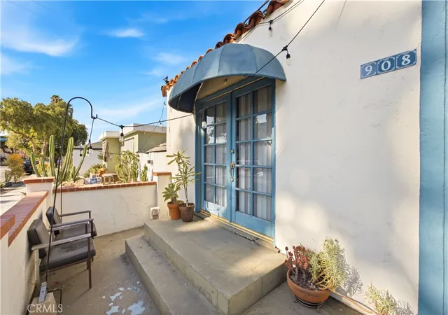 Photo 4 of Sale Pending at 906 Termino, Long Beach, CA 90804 | MLS# OC26173738 | Listing updated on 2026-10-27