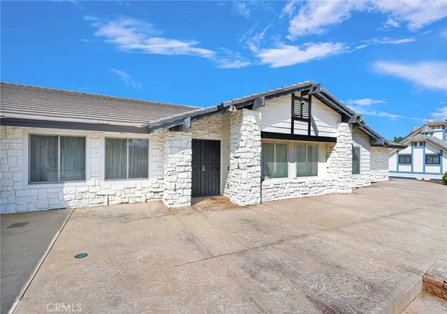 Photo 4 of Single family home for sale at 14942 Riverside Dr, Apple Valley, CA 92307 | MLS# HD26176479 | Listing updated on 2026-10-31